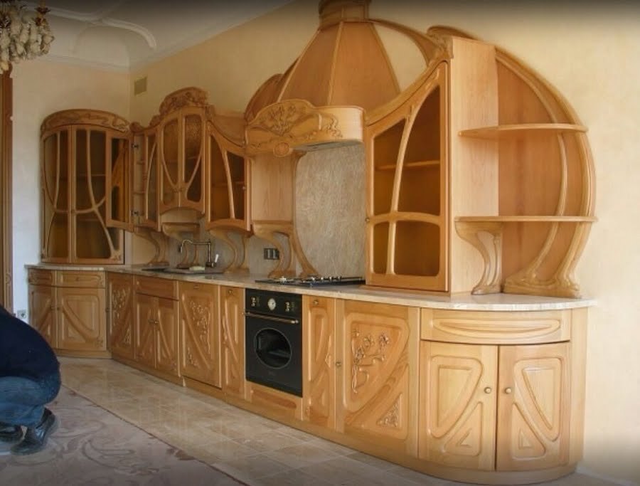 Кухня дизайнерская из массива янтарной сосны.