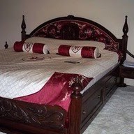 Кровать резная в спальню, ручной работы.